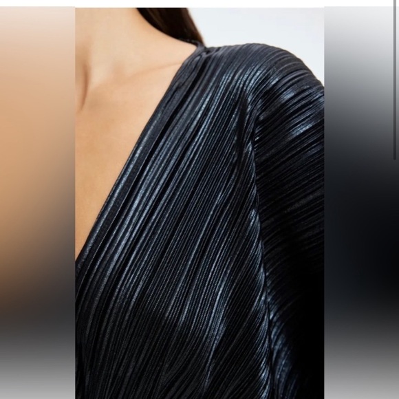 Good American Plissé Deep V-Neck Dolman Sleeve Top NWT - Picture 6 of 16